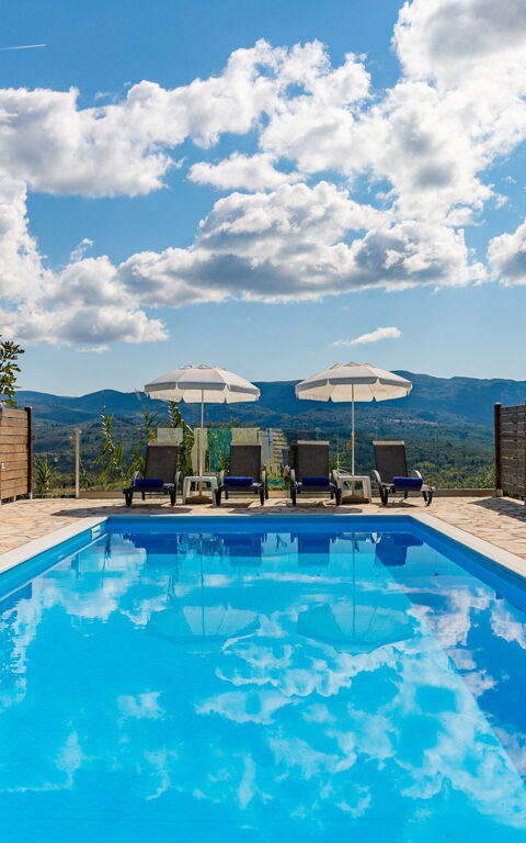 Villa Dinos: bassin, Été