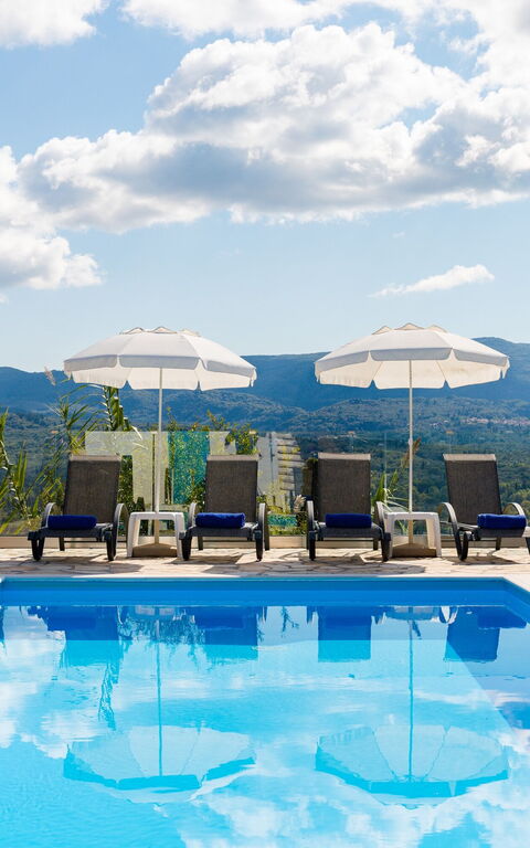 Villa Dinos: bassin, Été