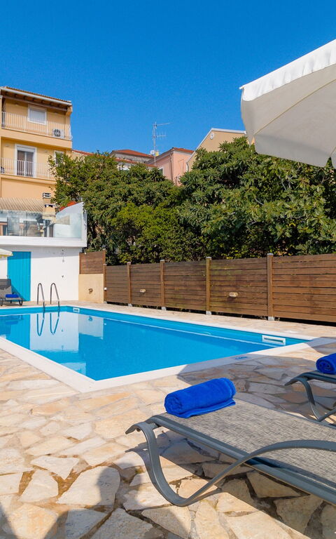 Villa Dinos: bassin, Été