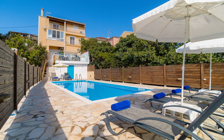 Villa Dinos: bassin, Été