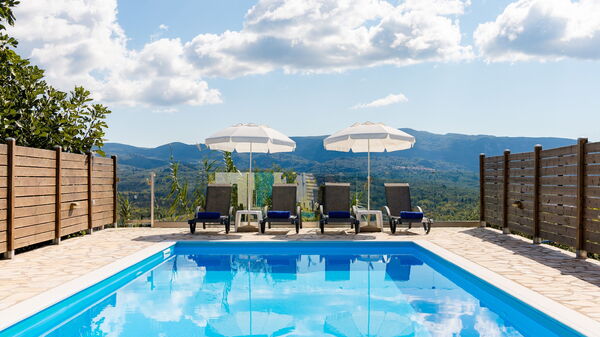 Villa Dinos: bassin, Été