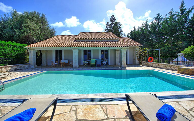 Villa Dimitris: bassin, Extérieurs