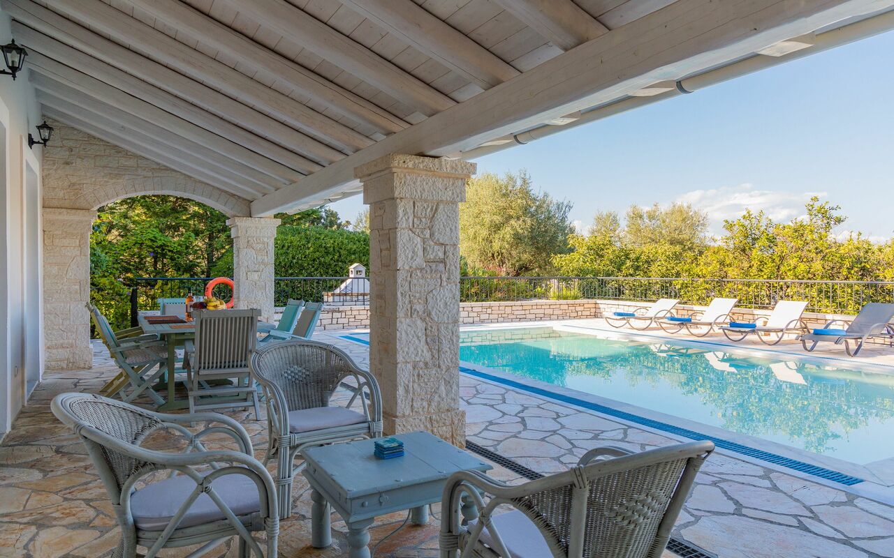 Villa Dimitris: bassin, Extérieur