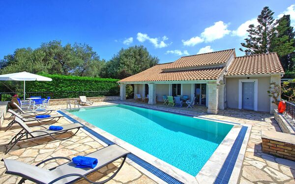 Villa Dimitris: bassin, Extérieur