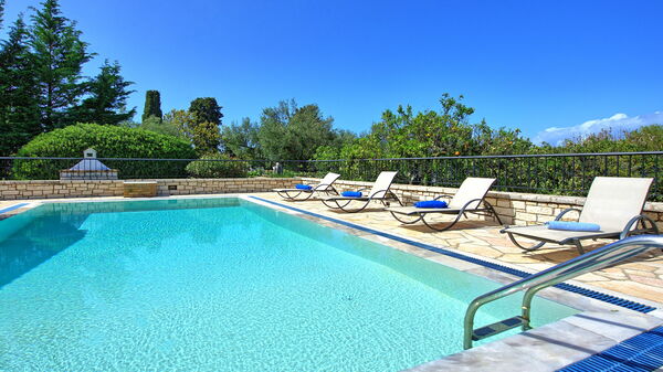 Villa Dimitris: bassin, Été