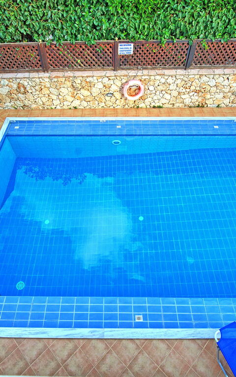 Villa Koules: bassin, Extérieur