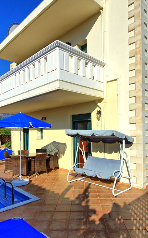 Villa Koules: bassin, Extérieur