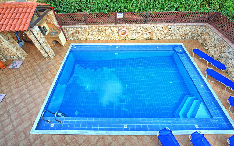 Villa Koules: bassin, Extérieur