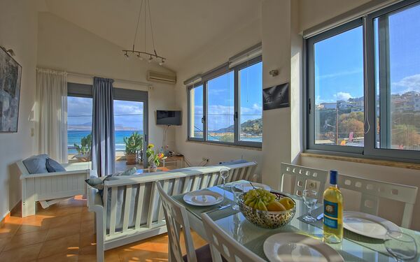 Logement Emmanouela: Salle à manger, Salon