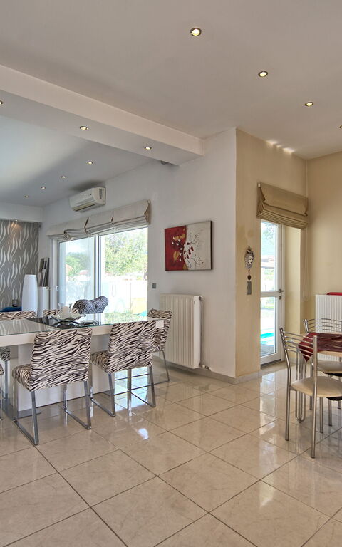 Beach Villa Christina: Cuisine, Salle à manger, Salon