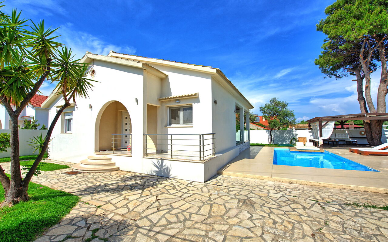 Beach Villa Christina: bassin, Été, Extérieurs