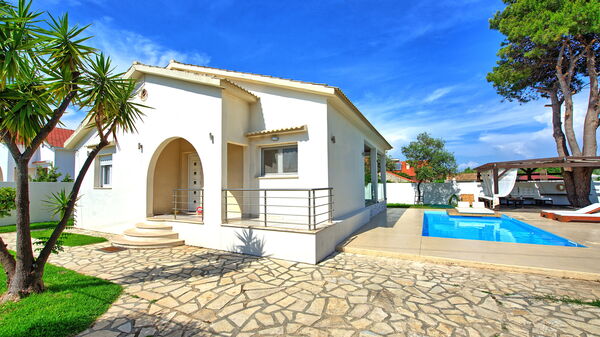 Beach Villa Christina: bassin, Été, Extérieurs