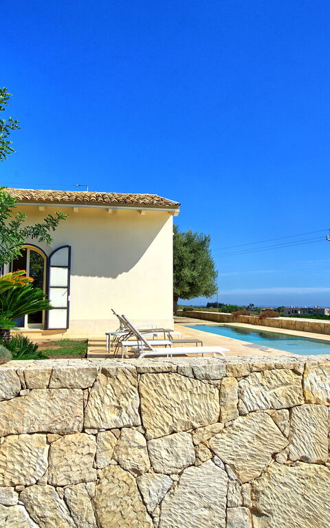 Tenuta Olearum: bassin, Extérieur