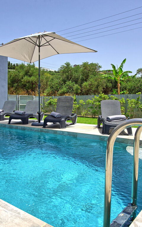 Villa Ampela: bassin, Extérieur