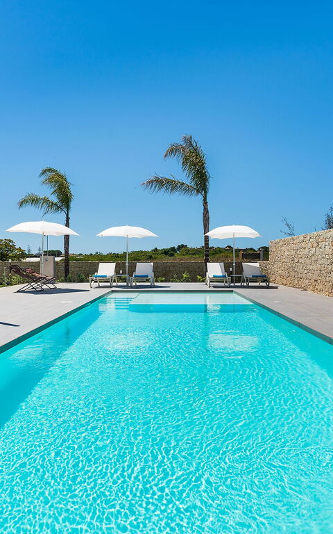 Villa Nica: bassin, Extérieur