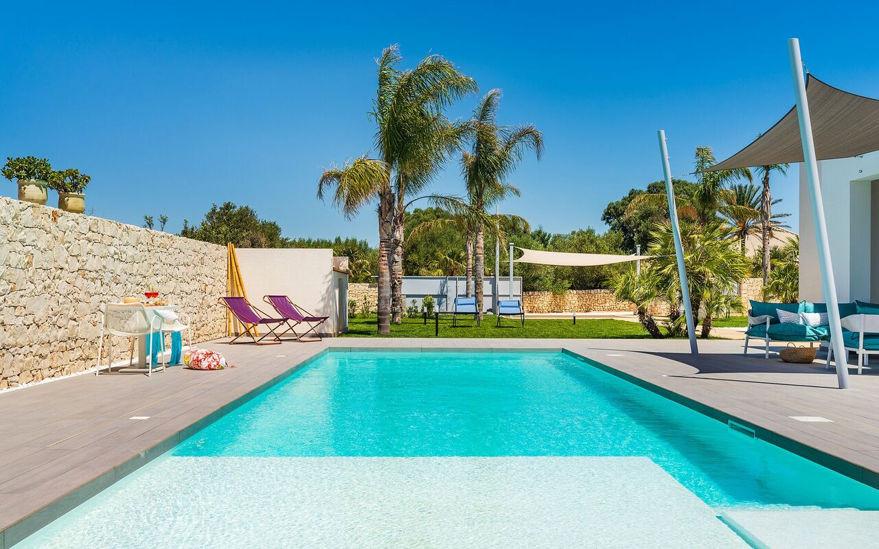 Villa Nica: bassin, Extérieur