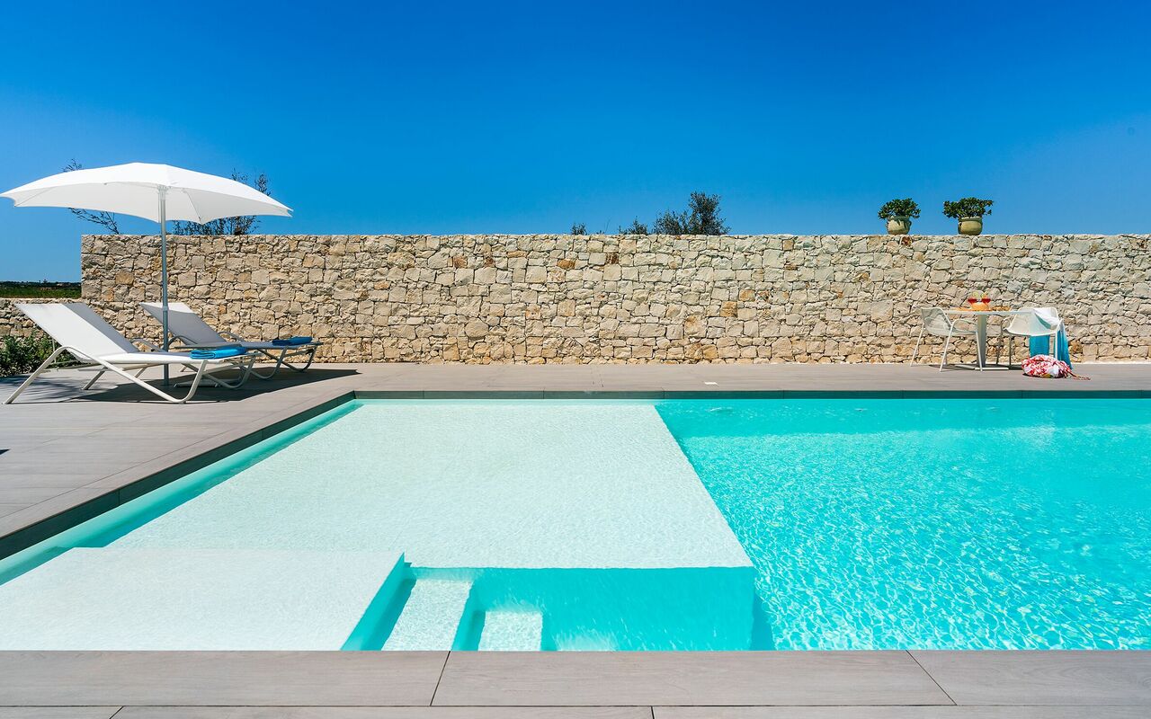 Villa Nica: bassin, Extérieur