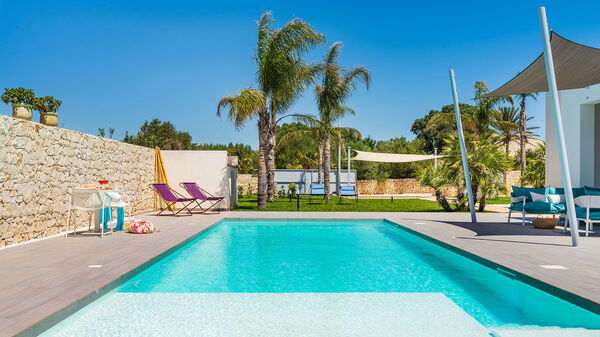 Villa Nica: bassin, Extérieur