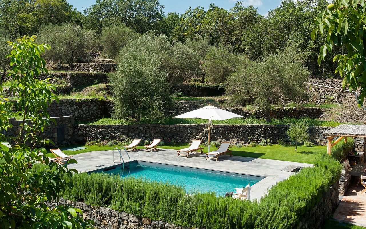 Villa Nerello: bassin, Jardin