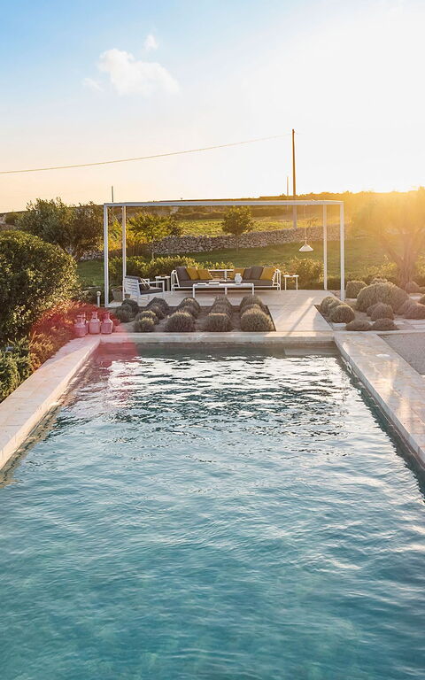 Villa Hybla: bassin, Extérieur