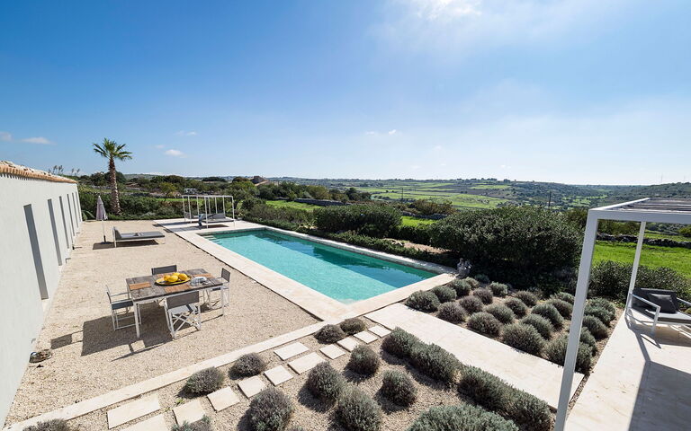 Villa Hybla: bassin, Extérieur