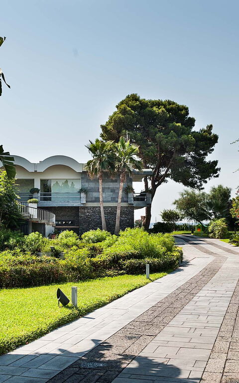 Galatea: Entrée principale, Extérieur