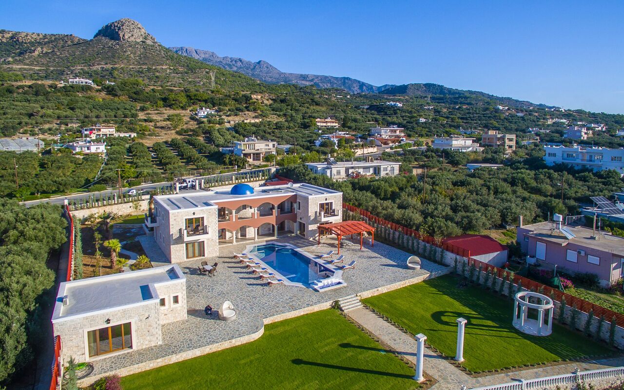 Villa Kalliste: Balcon / Terrasse / Patio, bassin, Extérieurs, Jardin