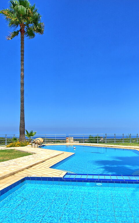 Villa Myrtia: bassin, Extérieur