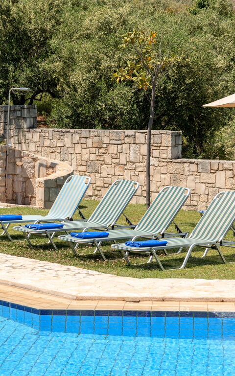 Villa Myrtia: bassin, Été