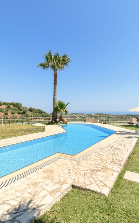 Villa Kissos: bassin, Jardin