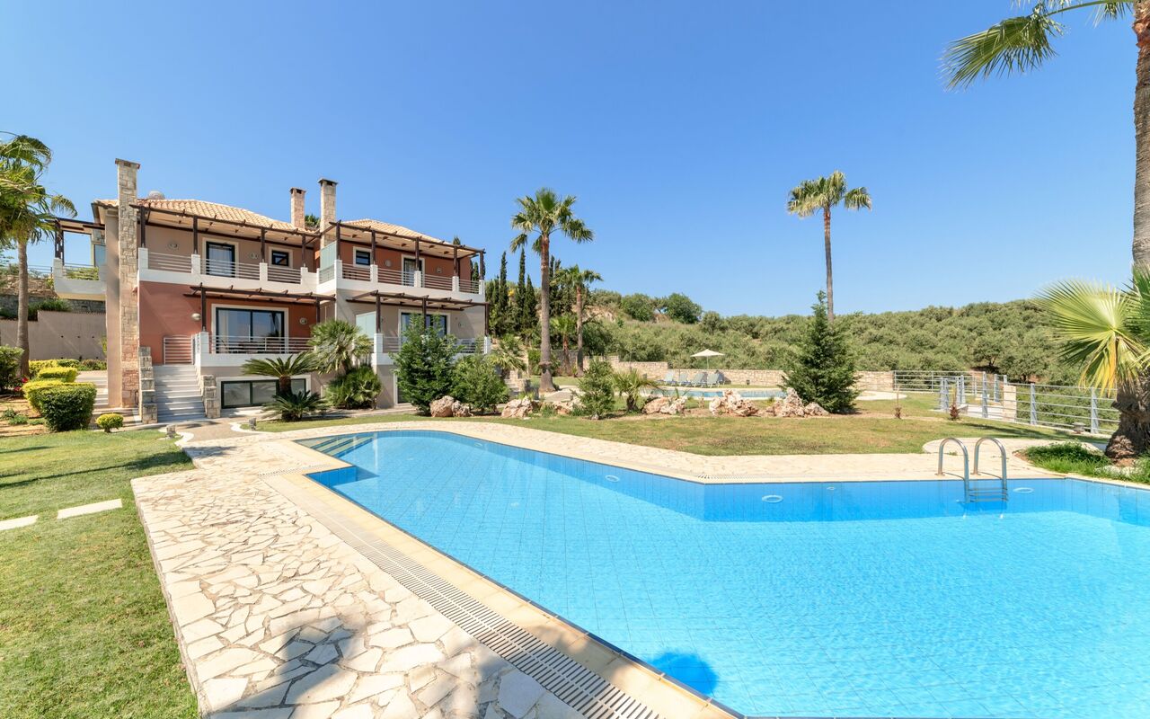 Villa Kissos: bassin, Été