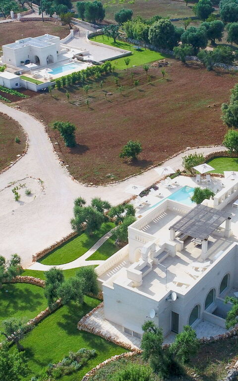 Corte Dei Messapi Sleeps 24: Balcon / Terrasse / Patio, bassin, Entrée principale, Été, Extérieur, Extérieurs, Jardin, Printemps, Vues