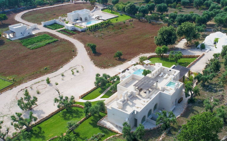 Corte Dei Messapi Sleeps 24: Balcon / Terrasse / Patio, bassin, Entrée principale, Été, Extérieur, Extérieurs, Jardin, Printemps, Vues