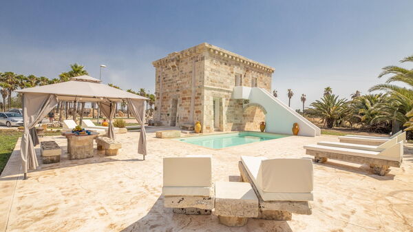 Villa Turris: Balcon / Terrasse / Patio, bassin