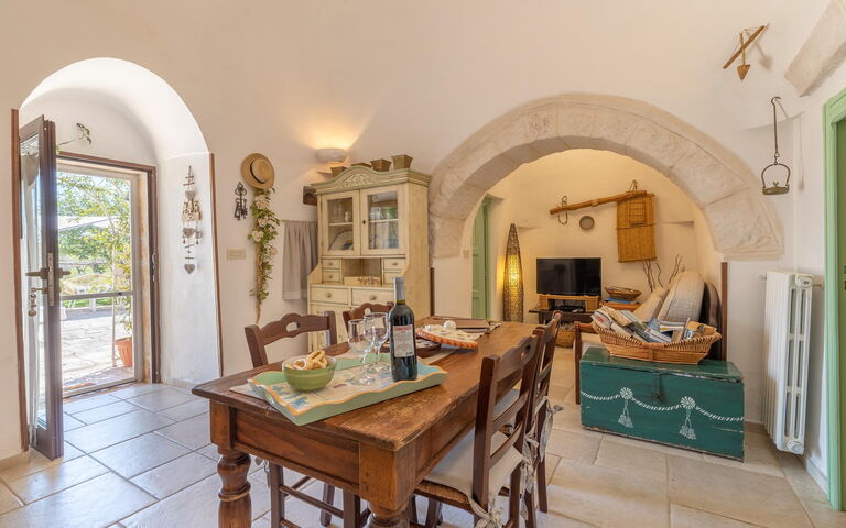 Trullo Patricia Pool: Entrée principale, Salle à manger, Salon