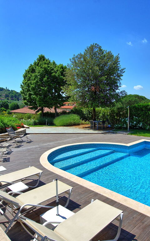 Casa White: bassin, Extérieur