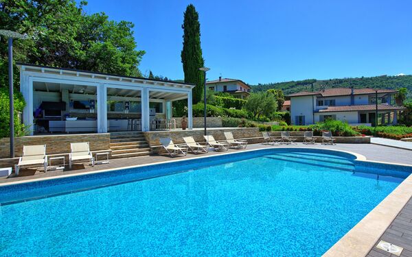 Casa White: bassin, Extérieur