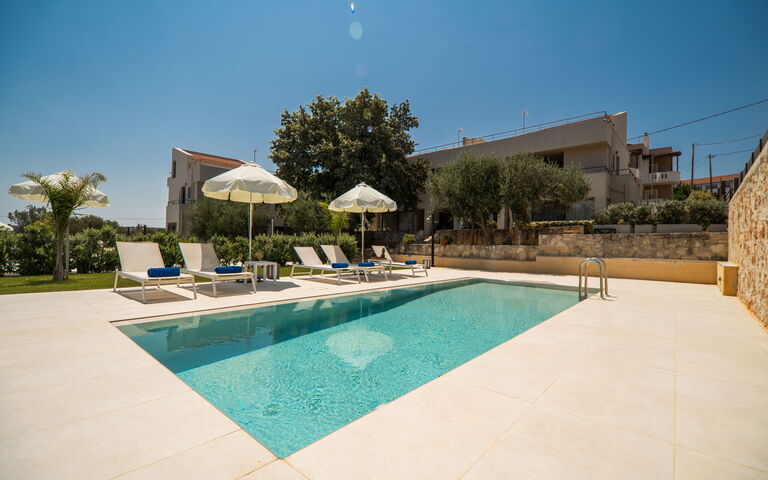 Aelia: bassin, Extérieur, Jardin