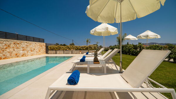 Aelia: bassin, Extérieur, Jardin