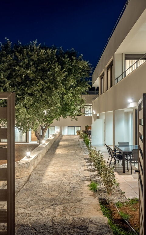 Dioni: Entrée principale, Extérieurs, Jardin