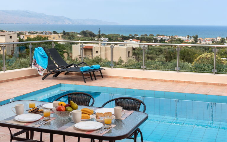 Villa Stratianna: Balcon / Terrasse / Patio, bassin, Extérieur, Extérieurs, Vues