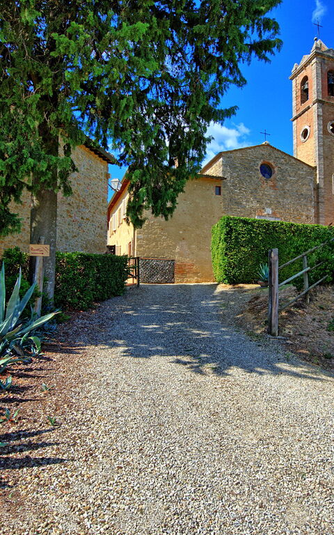 Montauto: Entrée principale, Extérieurs