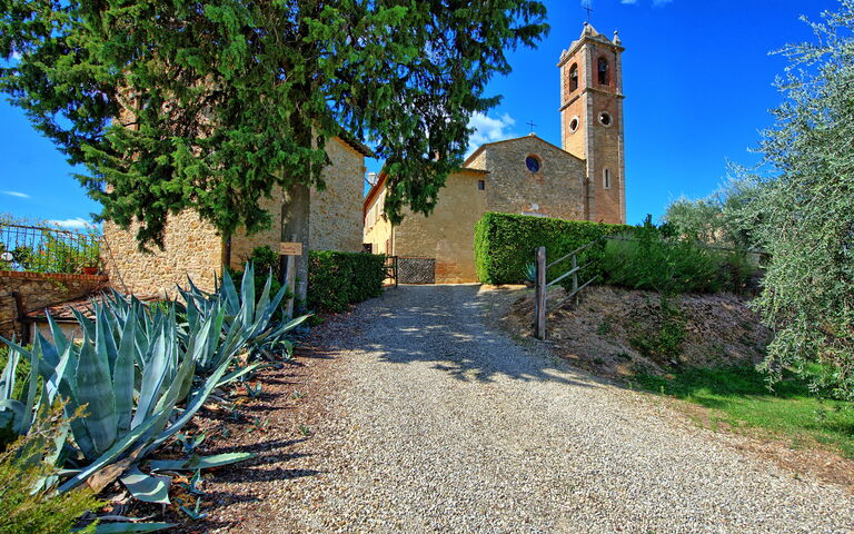 Montauto: Entrée principale, Extérieurs