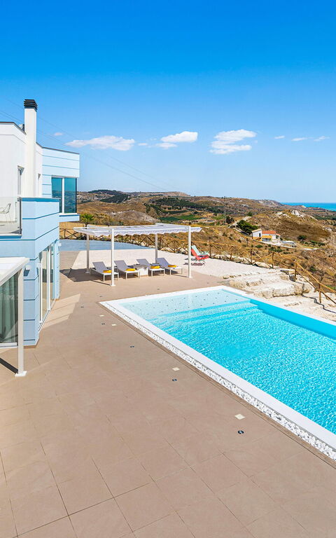 Villa Domizia: bassin, Extérieurs