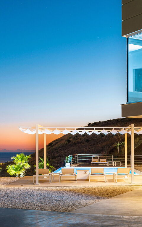 Villa Domizia: bassin, Extérieurs