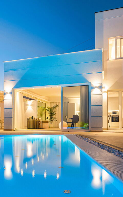 Villa Domizia: bassin, Extérieurs