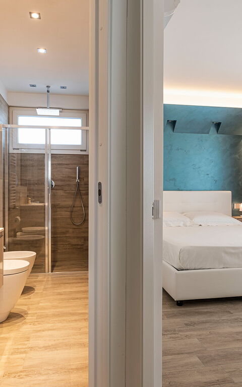 Villa Domizia: chambre à coucher, Salle de bain