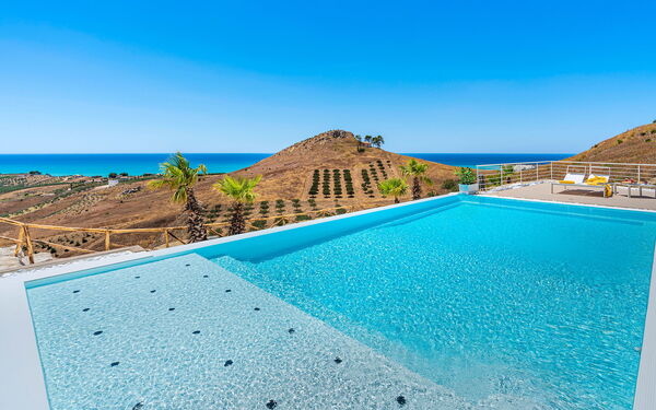 Villa Domizia: bassin, Été, Vues