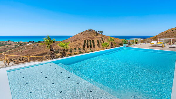 Villa Domizia: bassin, Été, Vues