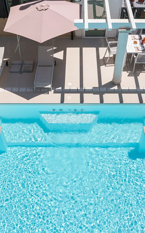 Villa Giutitta: bassin, Extérieurs